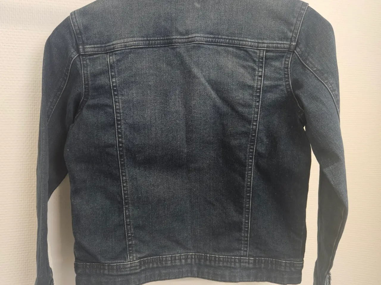 Billede 3 - Cool denimjakke i slidt look 134 cl.