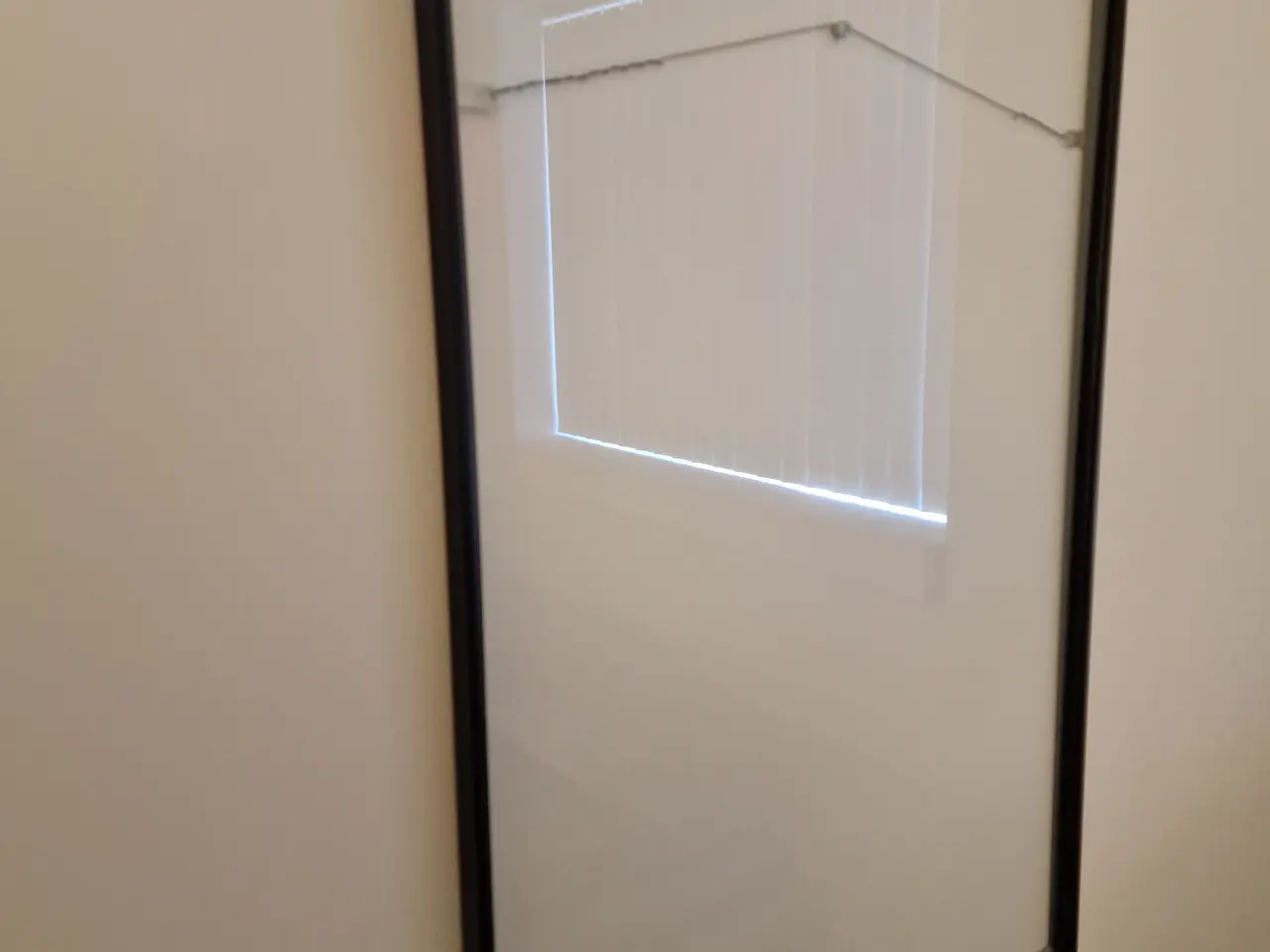 Billede 1 - Sort aluamme mål: 57,5cm x 86,5cm gives væk