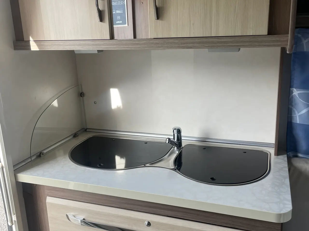 Billede 6 - Nysynet Hobby 400 SFE, Deluxe Campingvogn &fortelt