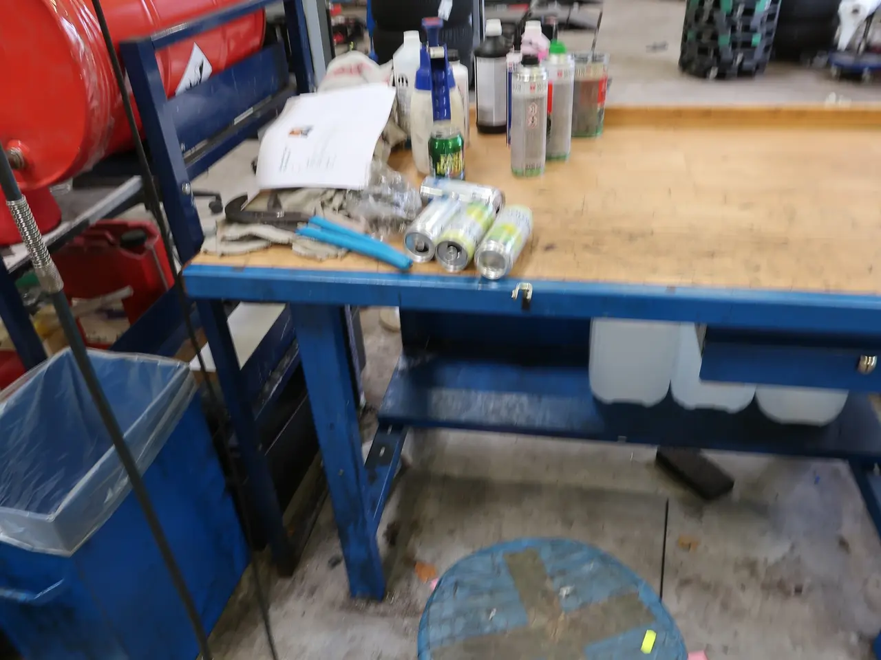 Billede 2 - Arbejdsbord med indhold