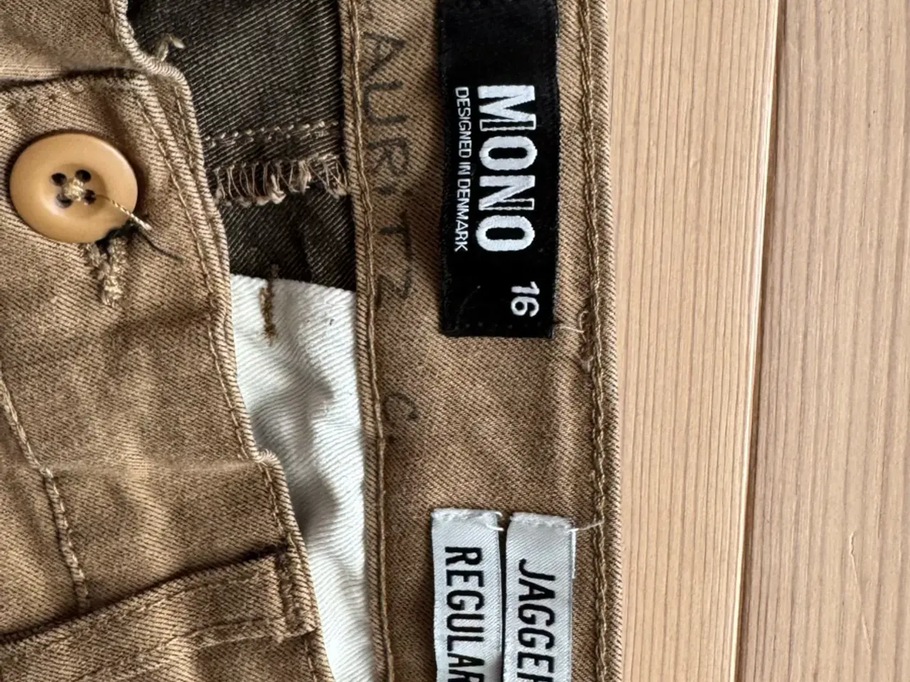 Billede 4 - MONO karamelfarvede bukser str. 16 år