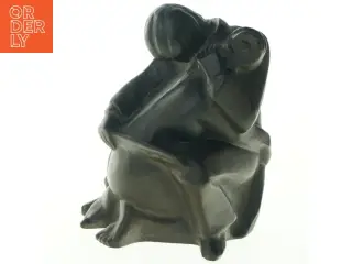 Skulptur af siddende figur (str. H. 18 cm. b. 13 cm)