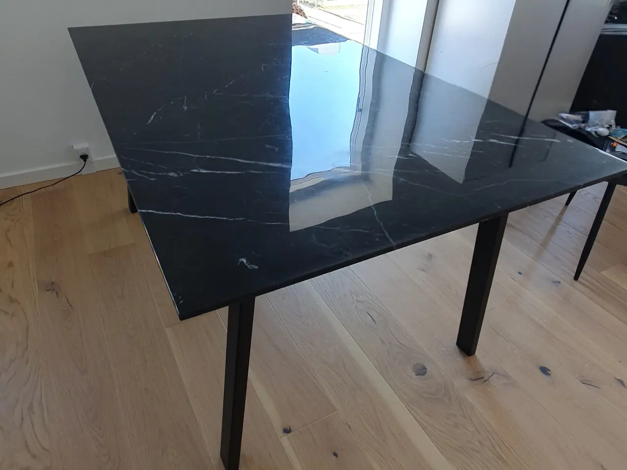 Billede 3 - Sort marmor spisebord