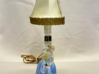 Sælger denne fine, klassiske bordlampe i porcelæn.