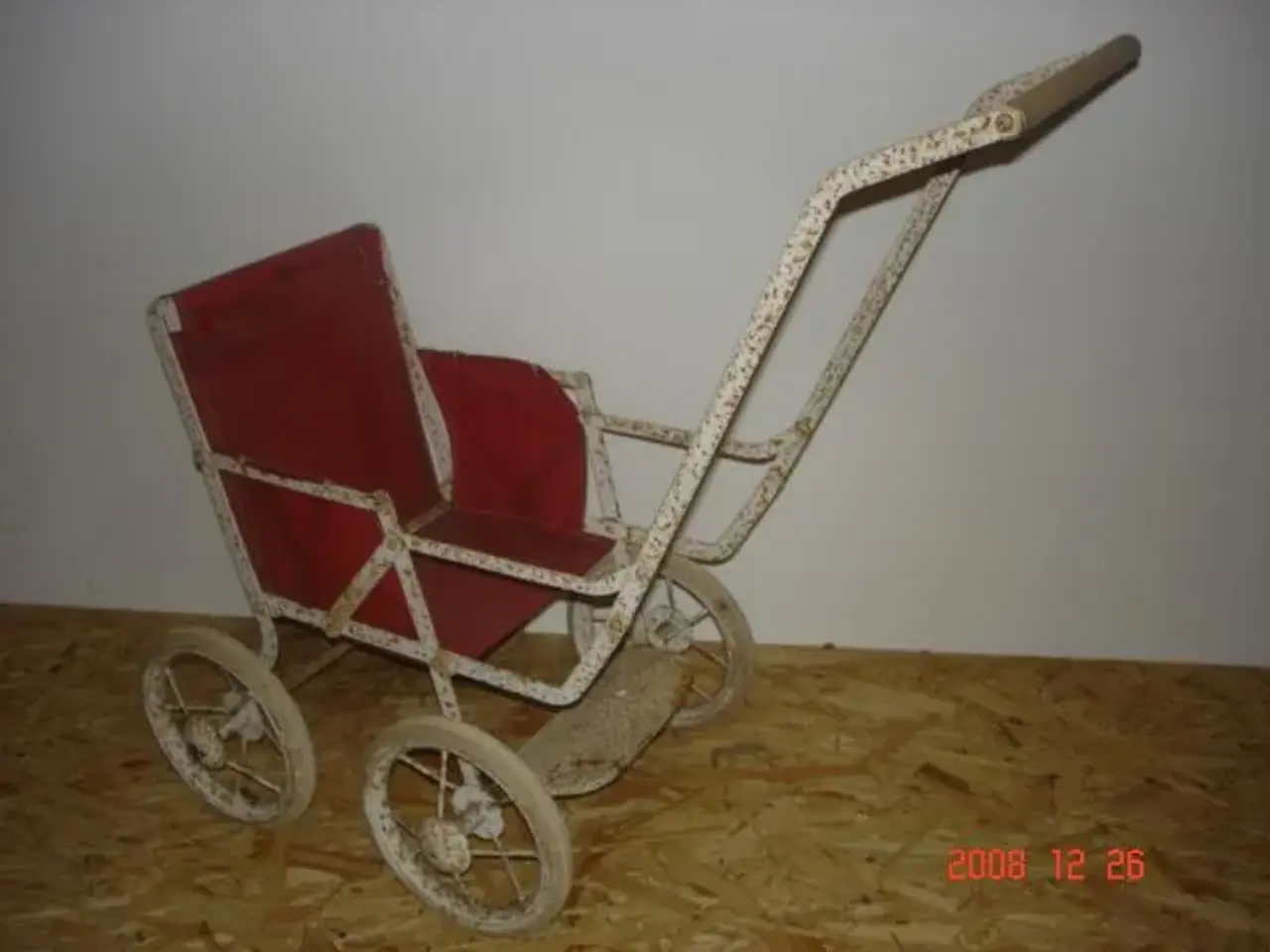 Billede 1 - Gammel rød dukkevogn fra 1950'erne