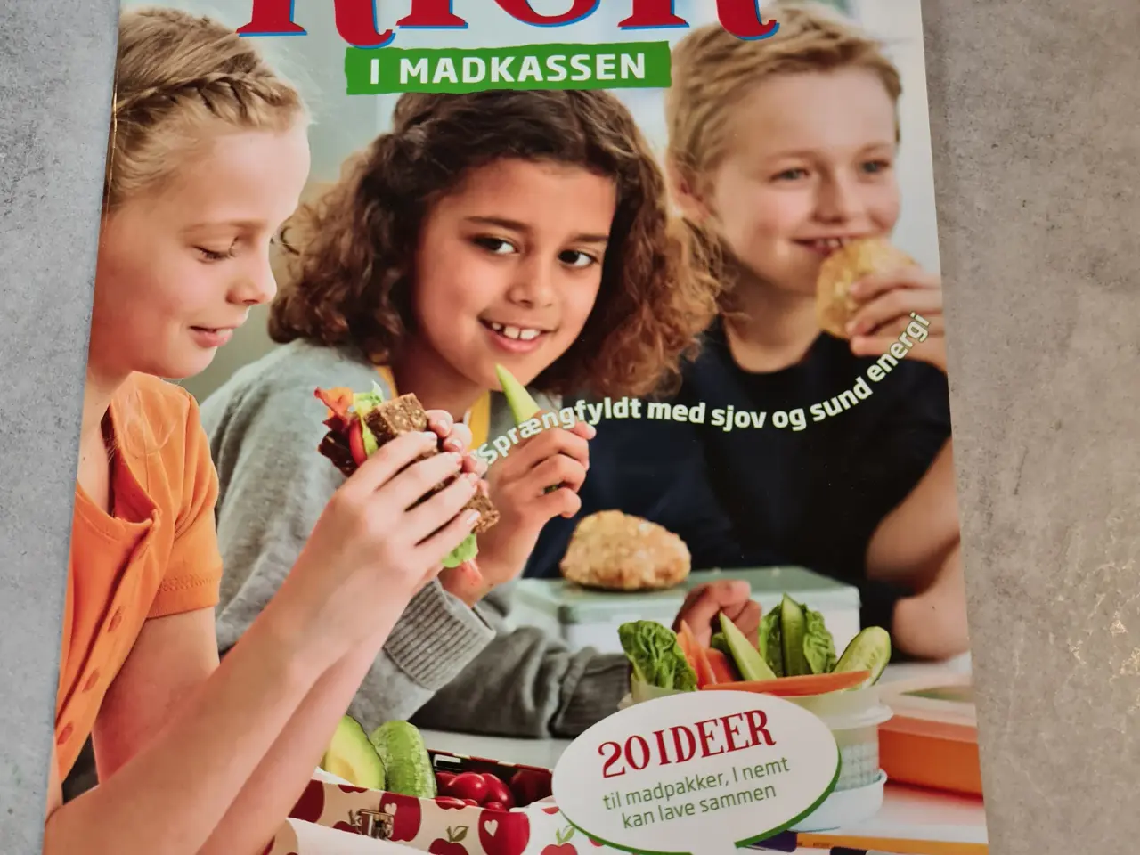 Billede 1 - Kick i madkassen - bog om skolemadpakken