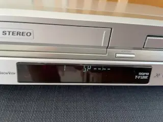 Meget velholdt JVC VHS/DVD afspiller sælges.