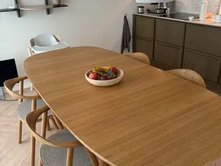 Flot spisebord fra Bolie i lyst egetræ