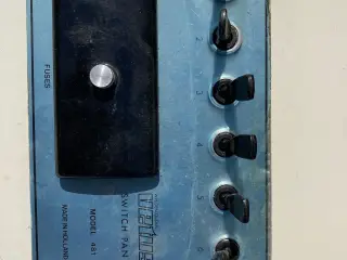 Kontakt panel med sikringsbox model versus
