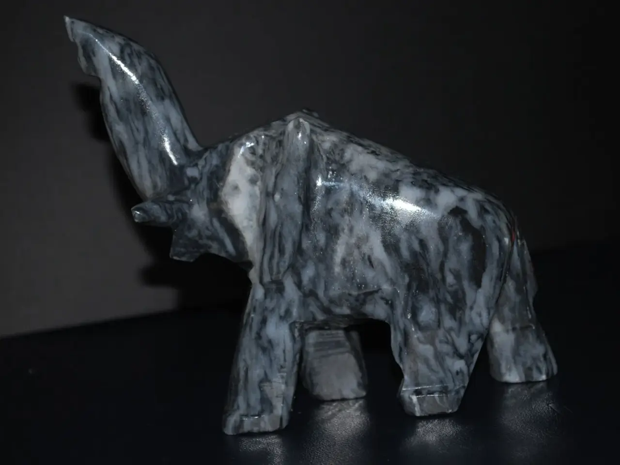 Billede 1 - elefant figur af marmor
