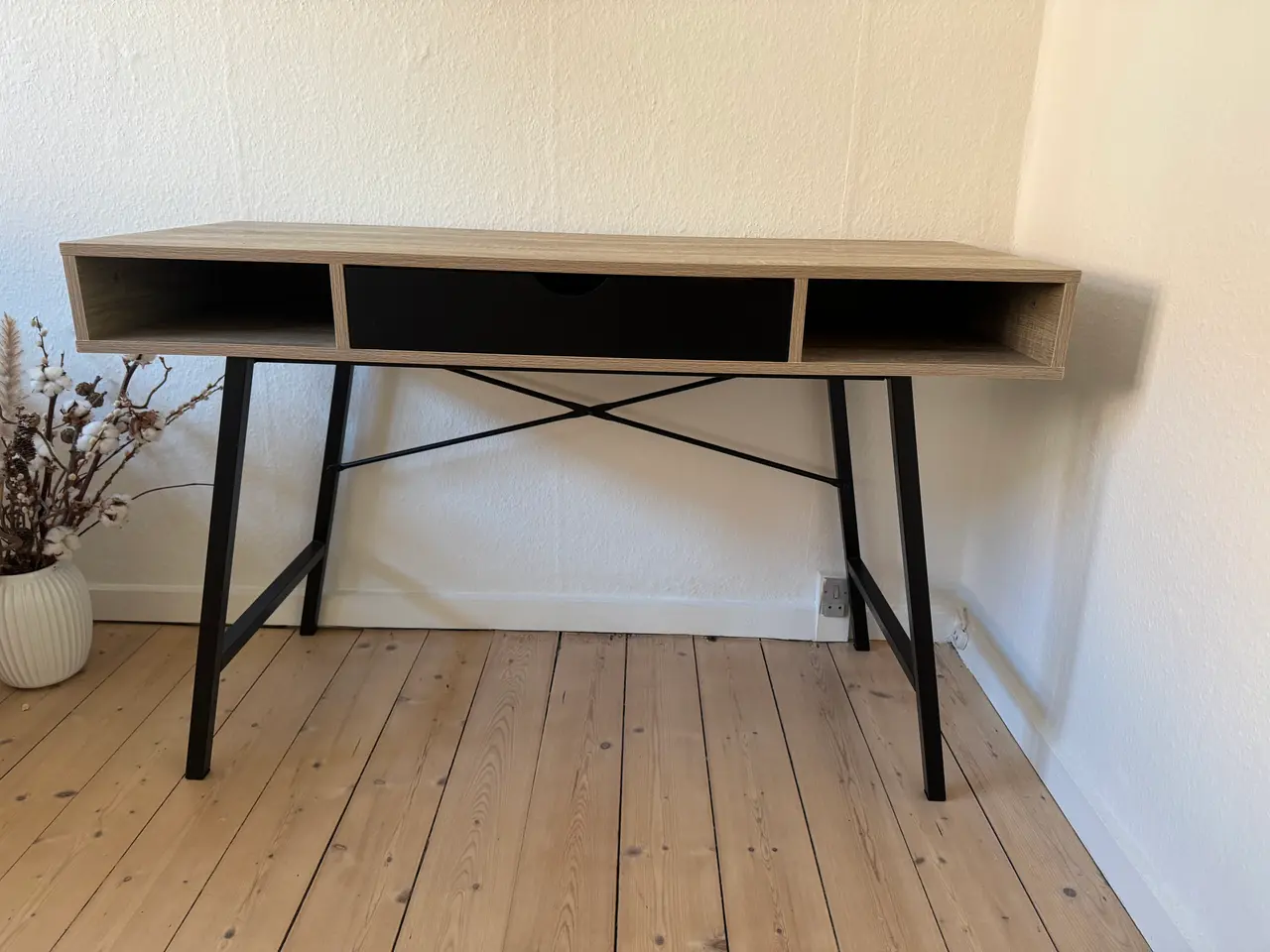 Billede 1 - Skrivebord ABBETVED Jysk