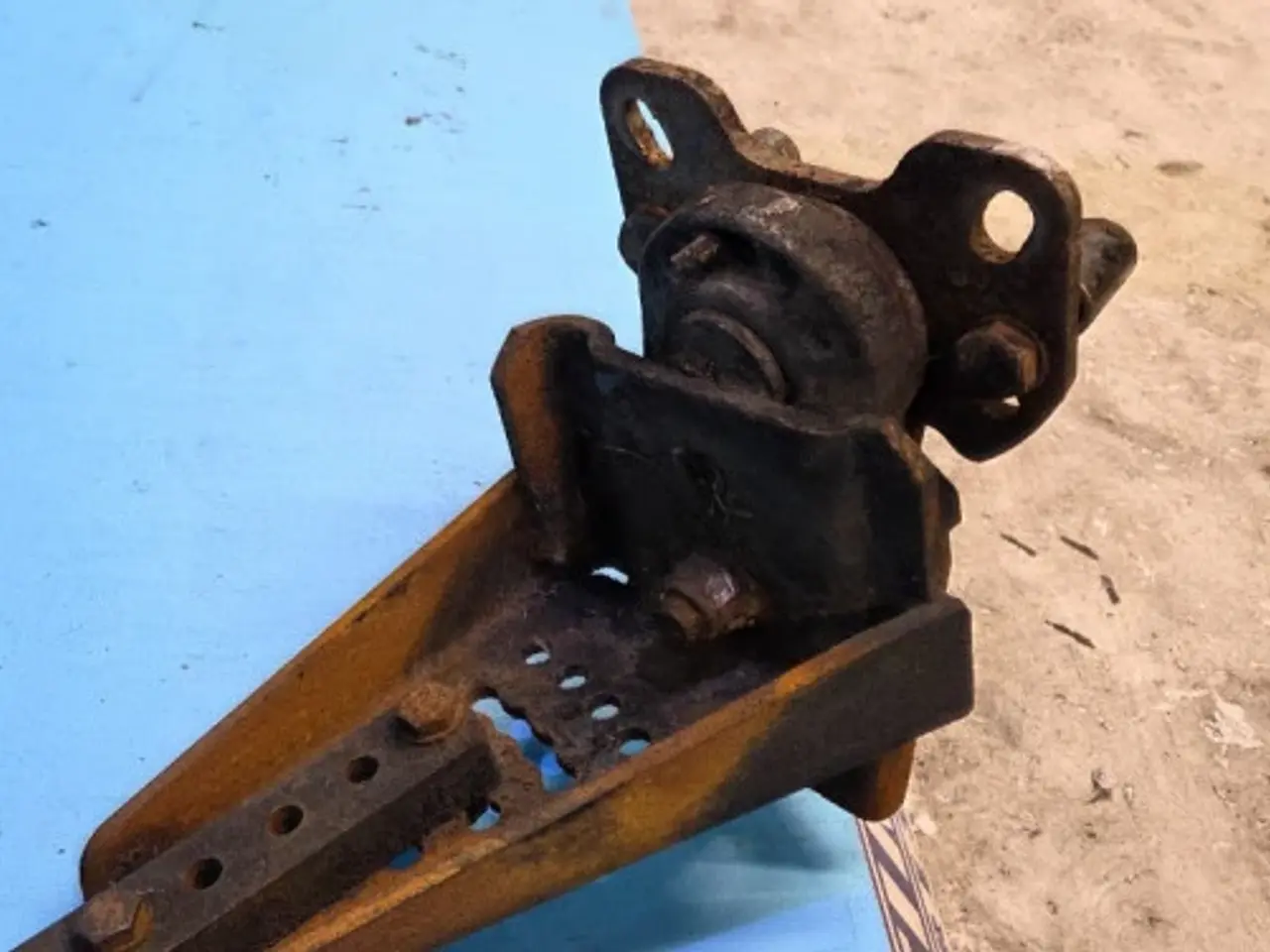 Billede 13 - Case Maxxum 150 Hjulskærm Beslag L. 47802229