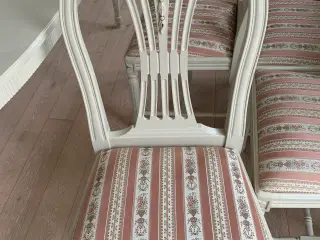 Spisebordsstole med udskæring i gustaviansk stil