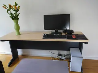 Skrivebord/computerbord i solid kvalitet.