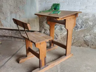 Gammel skolebænk
