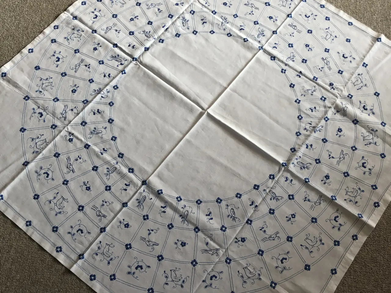 Billede 1 - Broderet dug. - Passer til mågestel.