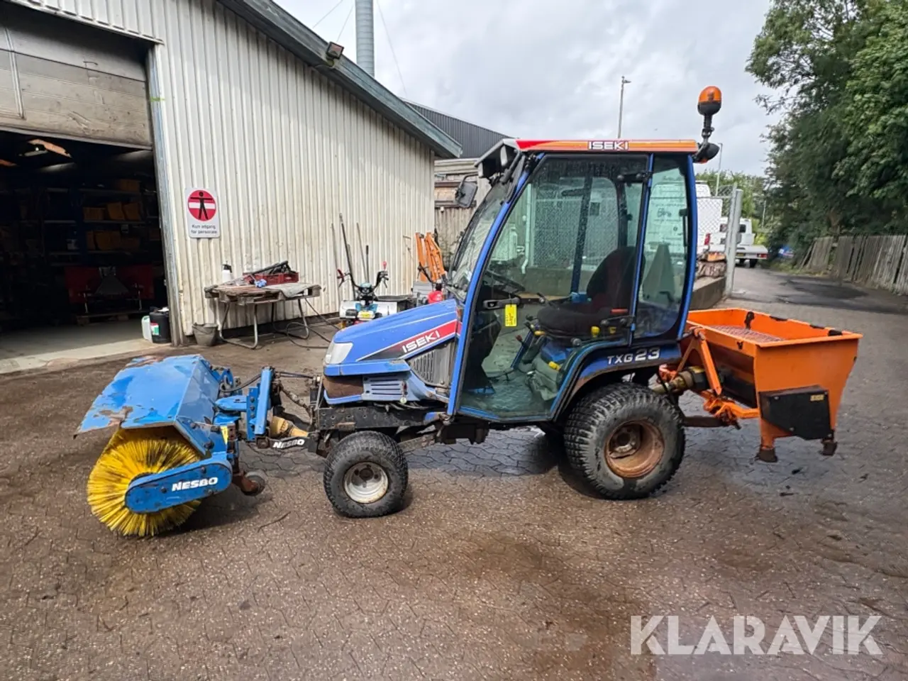 Billede 2 - Traktor Iseki TXG 23 med kost og saltspreder