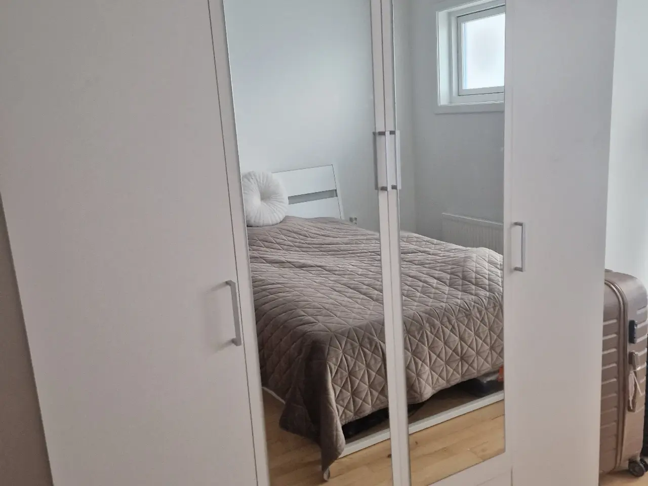 Billede 1 - Garderobe skab hvis