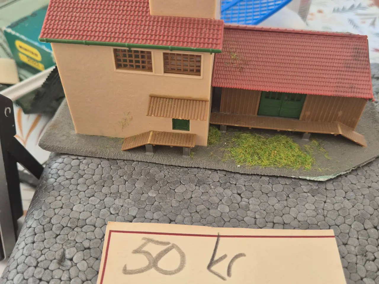 Billede 11 - Forskellige modelhuse og 1 lokomotiv
