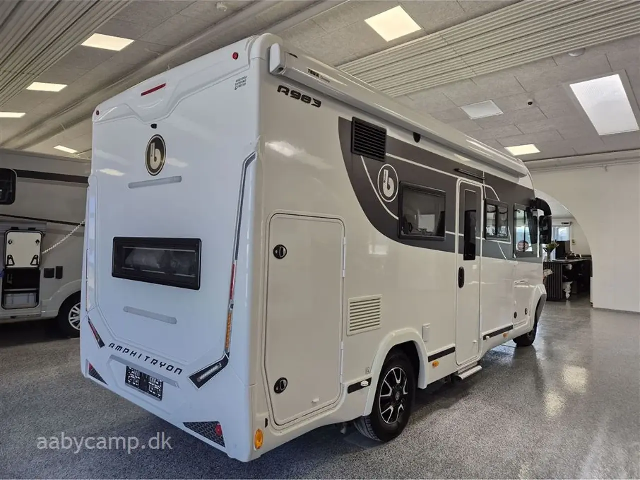 Billede 2 - 2023 - Benimar Amphitryon 983   Solceller. 2x Batterier. 2000w inverter. markise. A/C i bo-del. helårsdæk. undervognsbehandling. helårsdæk. Elektrisk indgangstrin. kun 16000 km!!!