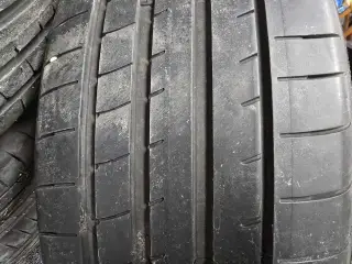 Sommer dæk har siddet på en Mercedes eqe suv oæson