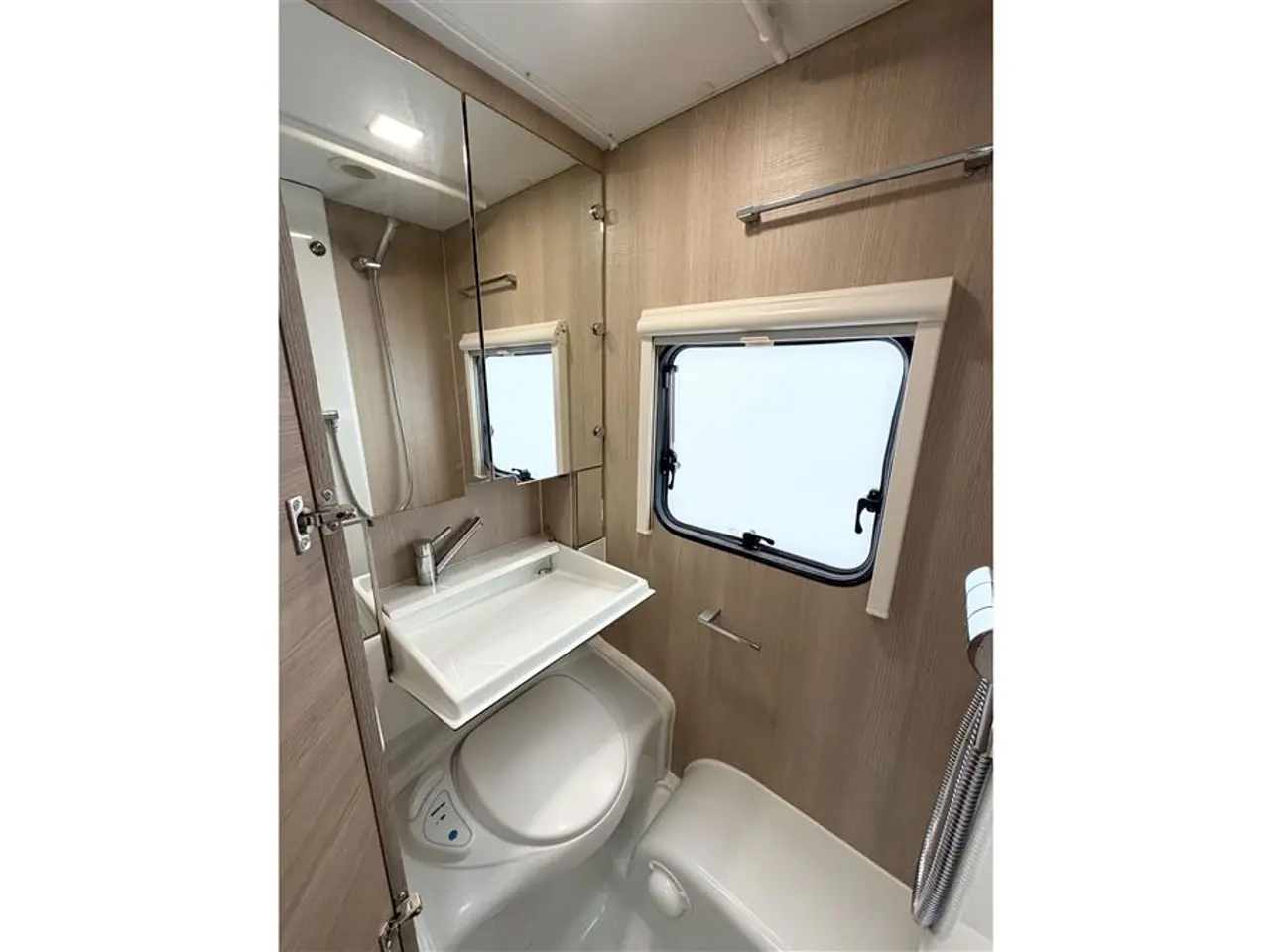 Billede 15 - 2020 - Adria Adora 593 UP Queensbed-Gulvtemperering-Ambientebelysning-Panorama