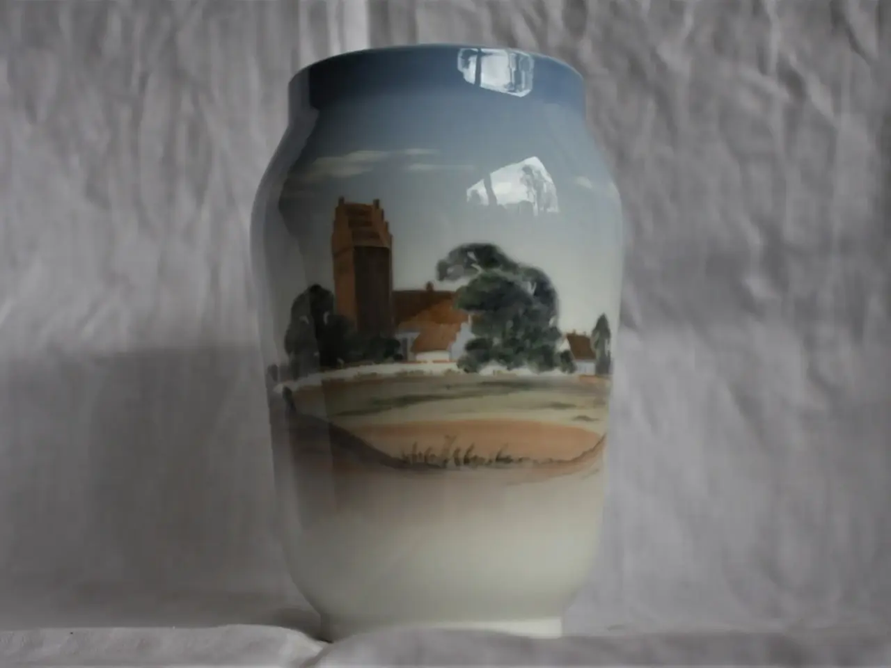 Billede 1 - Vase med landskab fra Royal Copenhagen