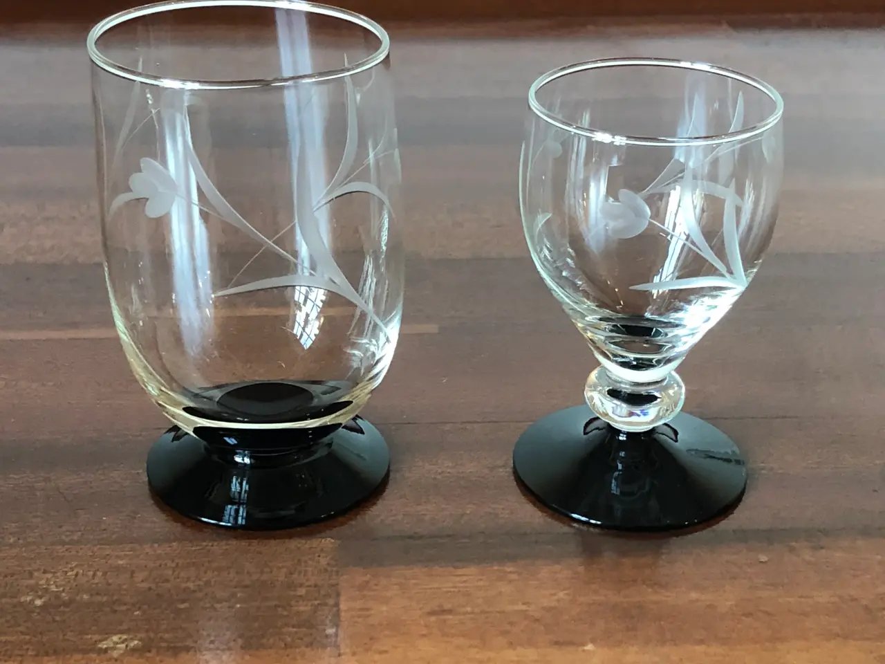 Billede 1 - Glas: Antikke slebne glas med sort fod, 16 stk.