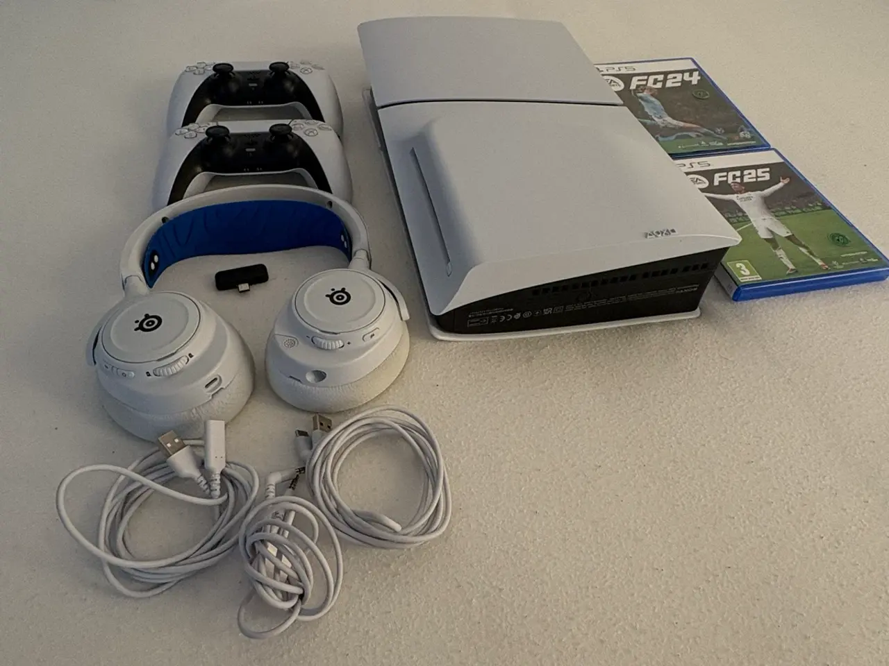 Billede 2 - PS5 Disc m. 2 controllere, +Steelseries headset,