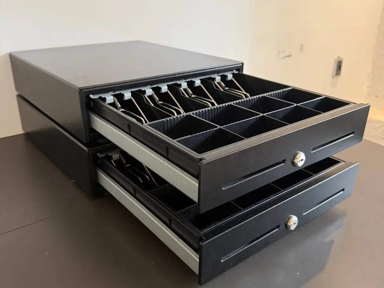 Billede 4 - 2 sorte kasseskuffer i metal – 350 kr. samlet