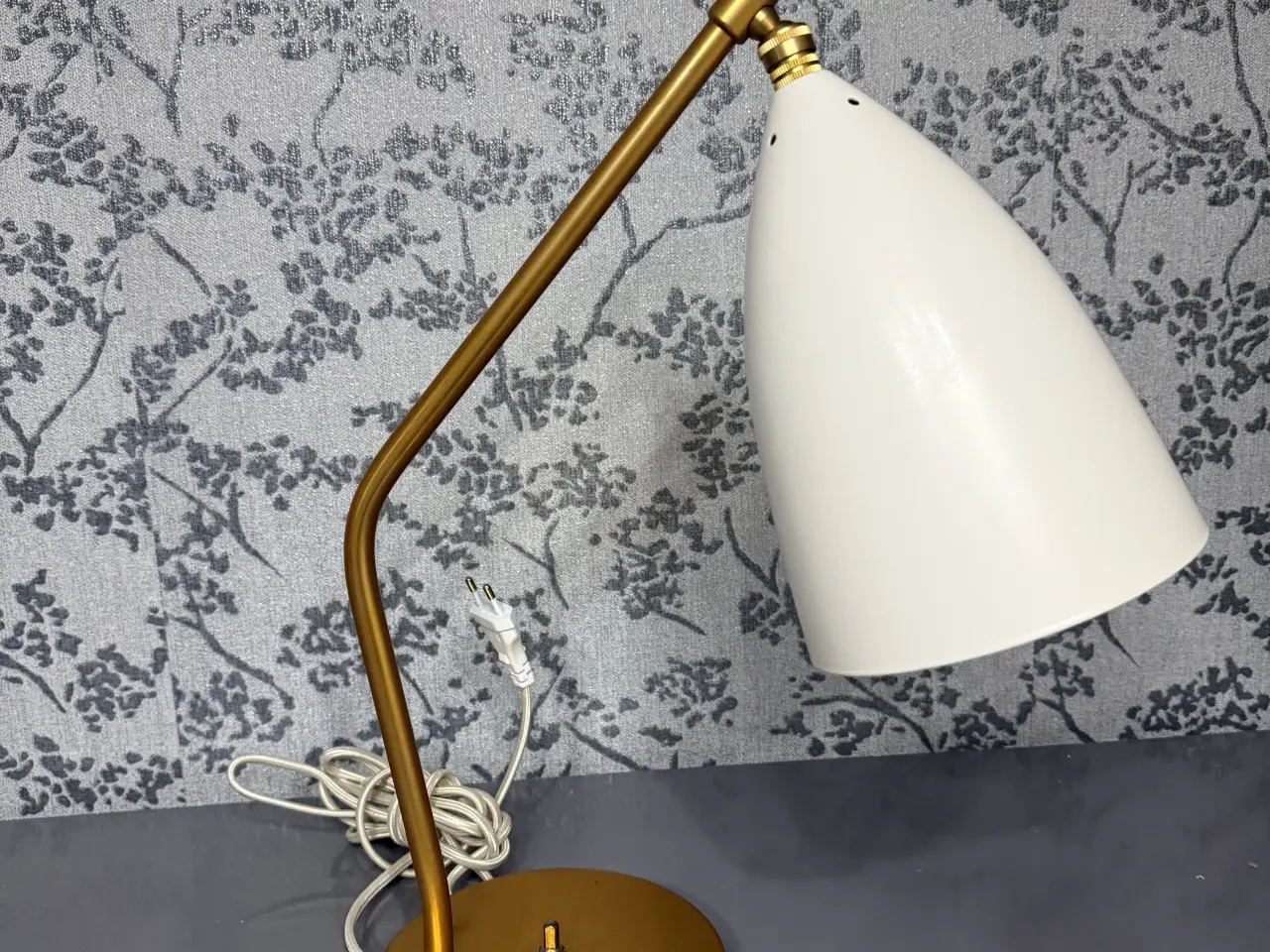 Billede 1 - Gubi Gräshoppa Bordlampe – Som ny! (Hvid/Messing)