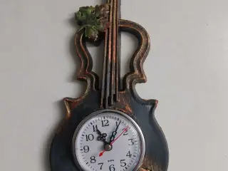 Vægur. Violin kobberfarvet.
