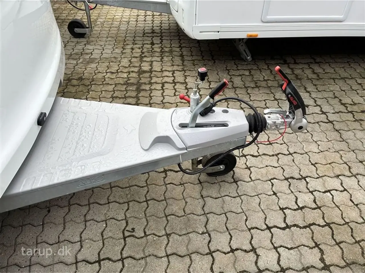 Billede 5 - 2026 - Adria Adora 522 UP Dobbeltsengsvogn, rundsiddegruppe, el-gulv-varme, stort 142L KOMPRESSOR køleskab, TV-holder, stabilisator, Adria Smartbox, glasfibertag