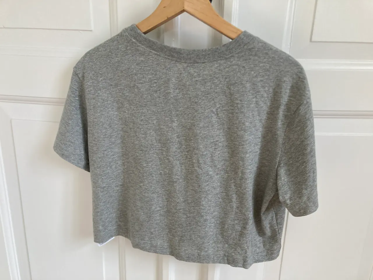 Billede 2 - Kort grå Nike Essential-T-shirt til kvinder