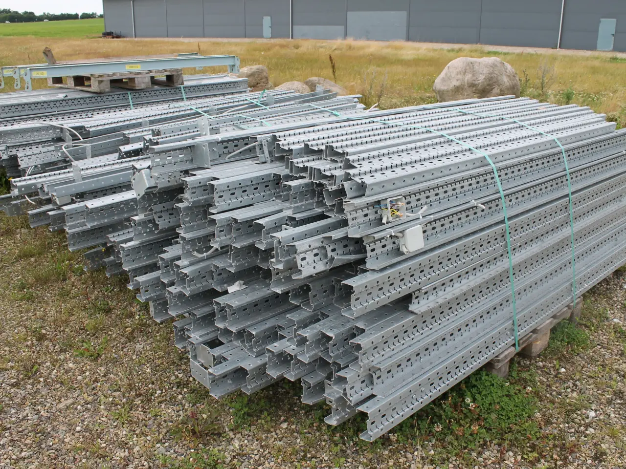 Billede 3 - Galvaniseret profil med huller