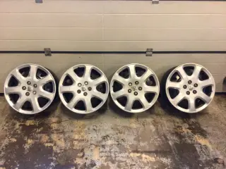 17” stålfælge til Peugeot med navkapsler.