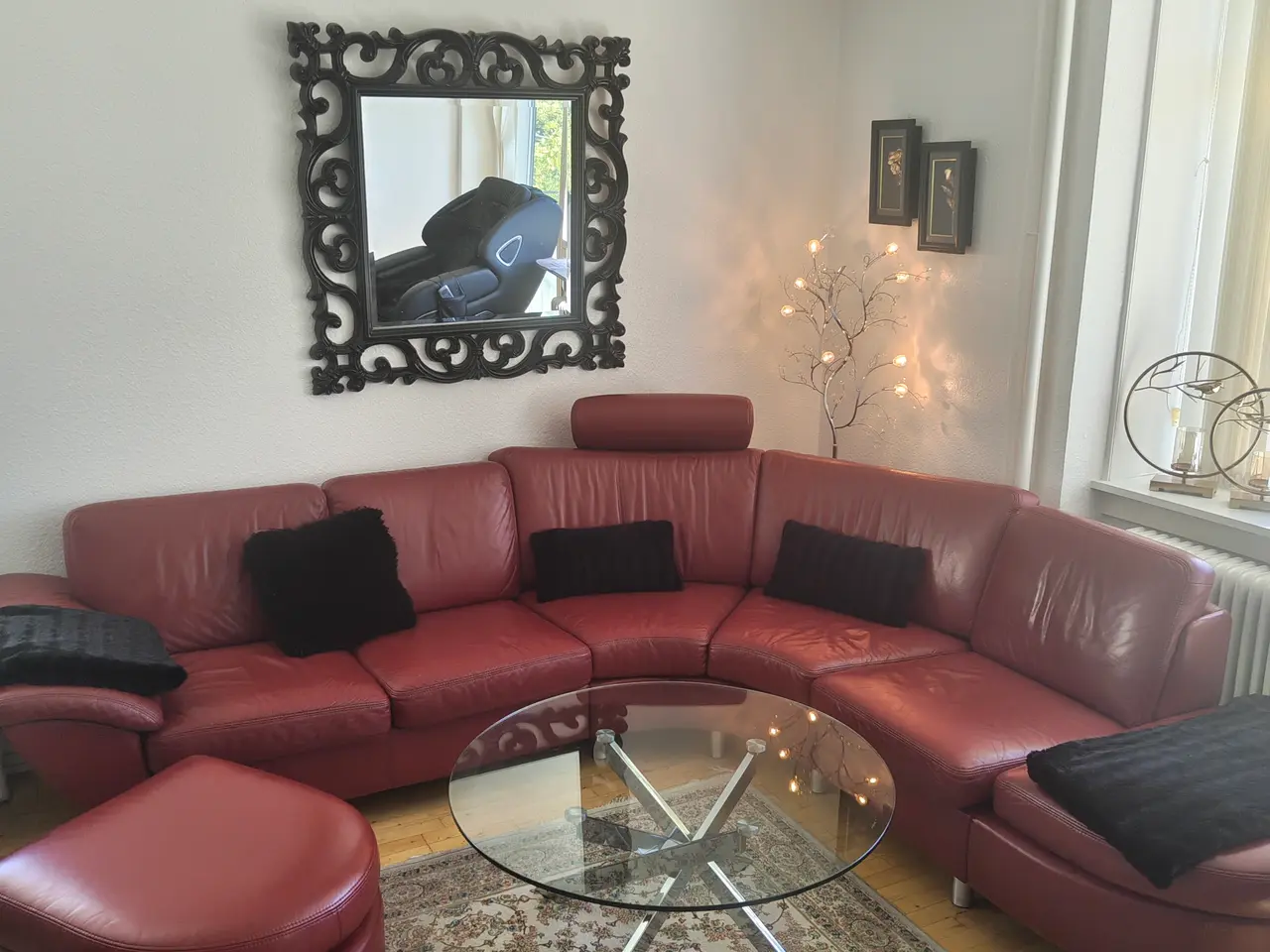 Billede 4 - 🛋️ Rød buet lædersofa m. puf, separat benstøtte o