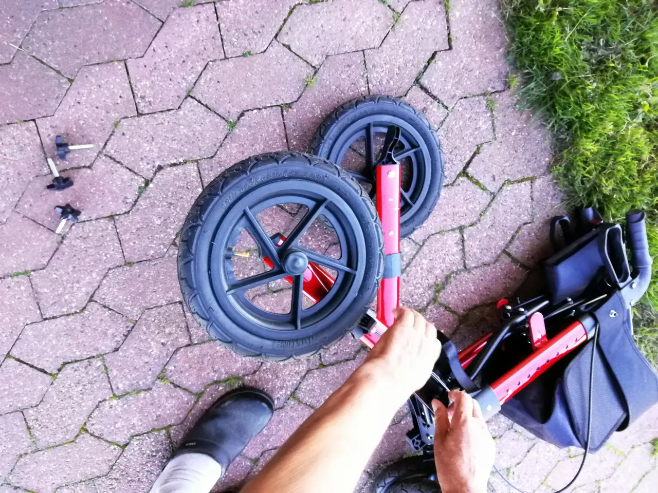 Billede 3 - Flot rød rollator med store gummihjul
