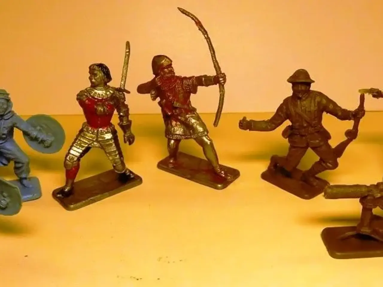 Billede 4 - Plast legetøj figurer.
