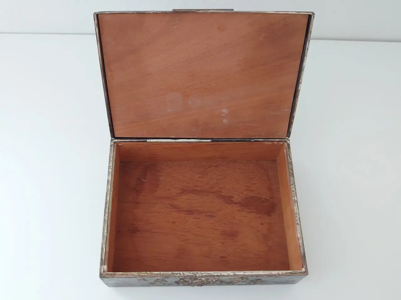 Billede 2 - Vintage skrin i træ med metaldekorationer.