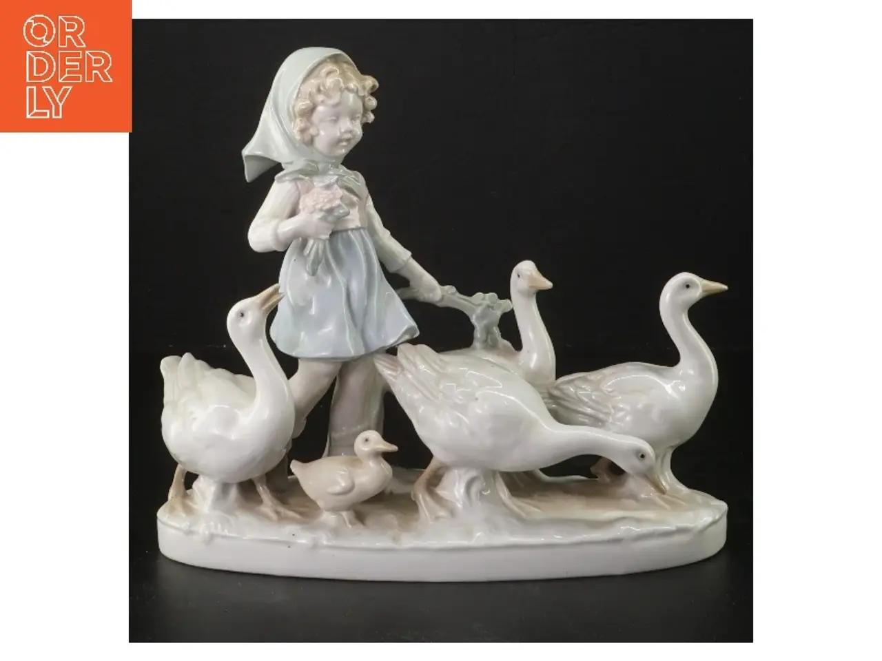 Billede 1 - Porcelænsfigur af pige med ænder (str. 22x20 cm)