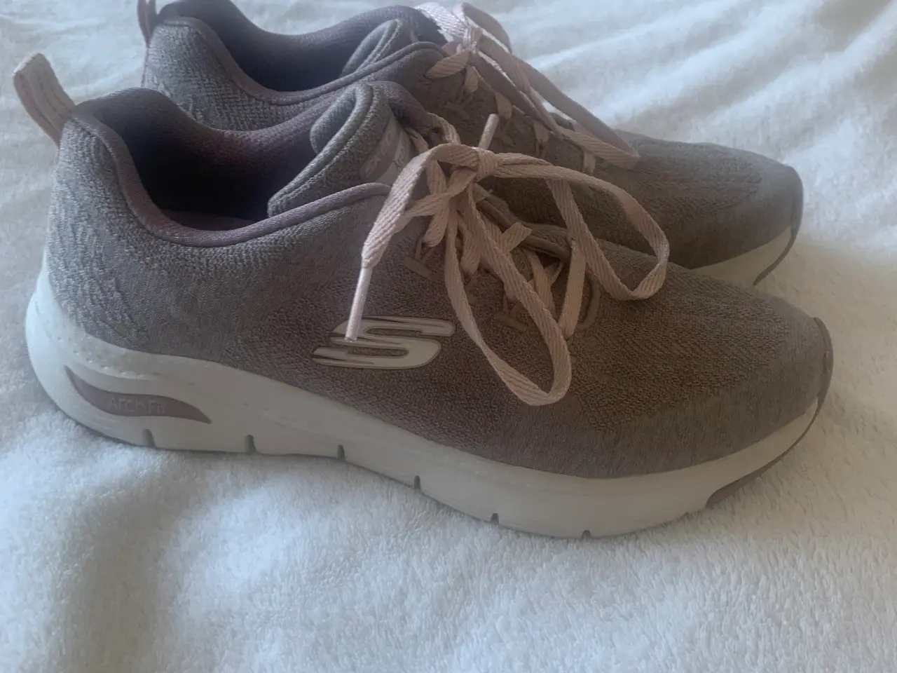 Billede 2 - Flotte sketcher Arch fit sko
