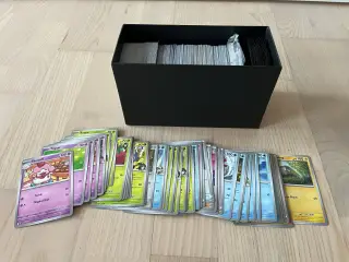 🎁 Pokémon kort til børn – 500 stk+holo+sleeves