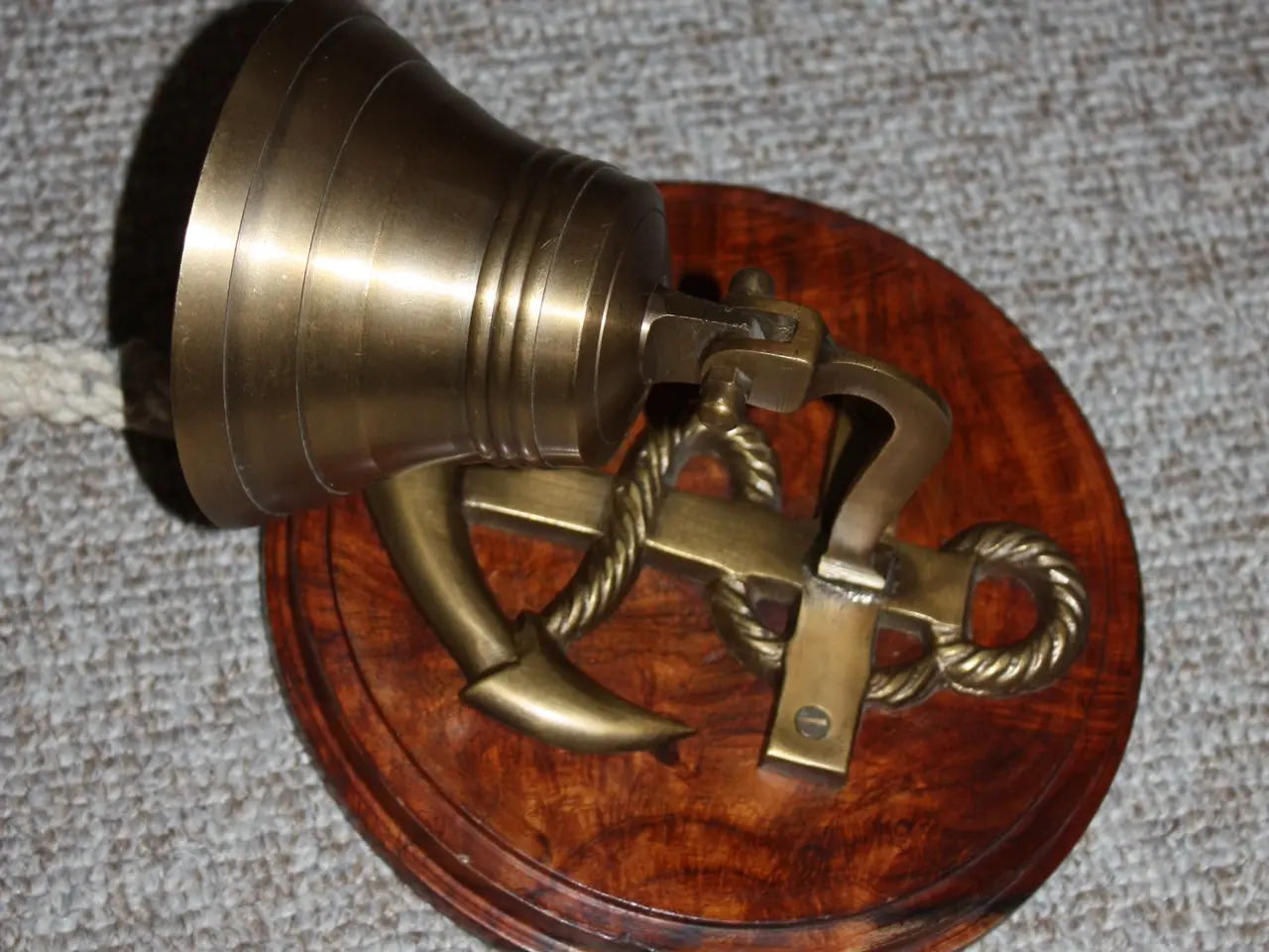 Billede 2 - Klokke med anker træ opsats diameter 17,2 cm.