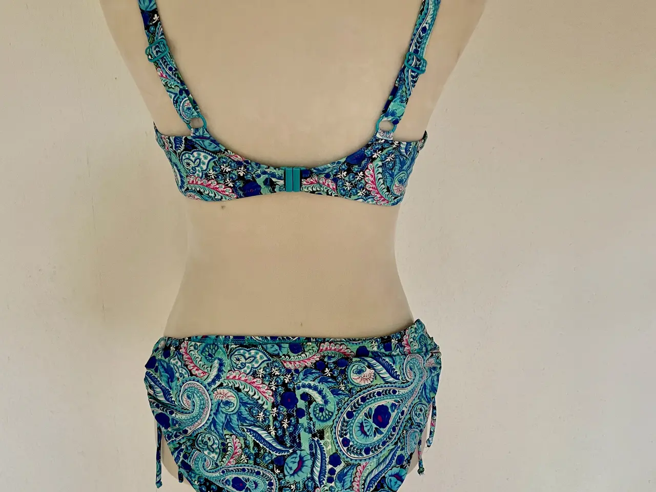 Billede 2 - YDERLIGERE NEDSAT Flot Saltabad bikini, flerfarvet