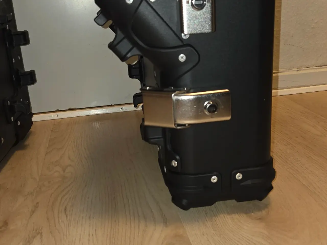 Billede 5 - VOGE sidekufferter i aluminium – 2 stk.