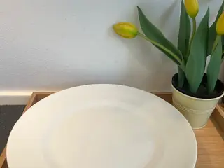 Klassisk hvid Royal Copenhagen middagstallerken