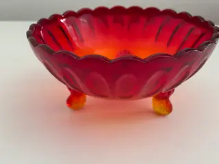 Rød glas skål med ben