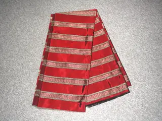 Rød / guld stof med farverigt mønster 270 cm x 105