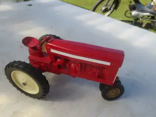 1 stk Modeltraktor International Made In USA